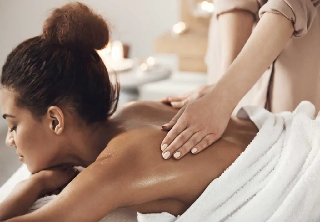 Thérapeute manuelle exerçant un massage sur une jeune femme. Photographie dédier à la promotion des créations de sites vitrines avec g-tacom.